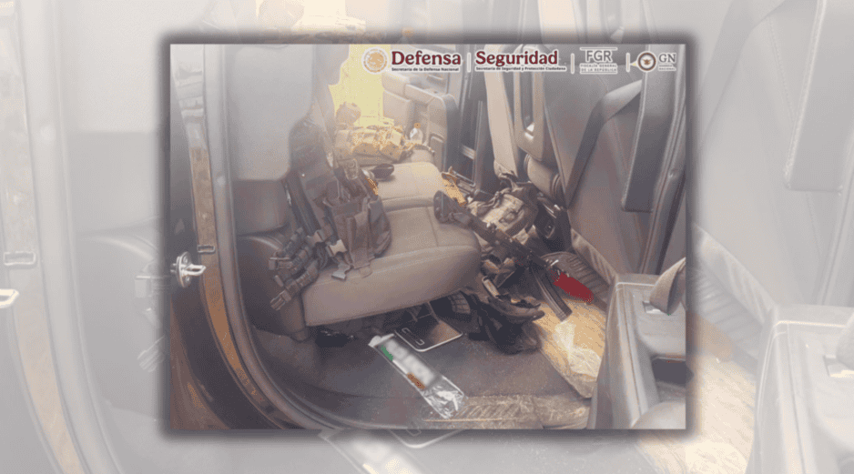 Las autoridades aseguraron 35 armas de fuego, incluidos dos fusiles de alta potencia, vehículos blindados, drones y equipo táctico. X / @OHarfuch