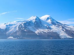 Los dos glaciares que rodean el volcán Beerenberg tras el alud de rocas: Provocado por un terremoto de magnitud 6,5, grandes cantidades de escombros volcánicos y de permafrost se desprendieron del glaciar Kjerulf, extendiendo el material por la superficie y cubriendo el hielo hasta la costa (lado izquierdo de la imagen). EFE/ Fotografía facilitada por Grace Angelo.