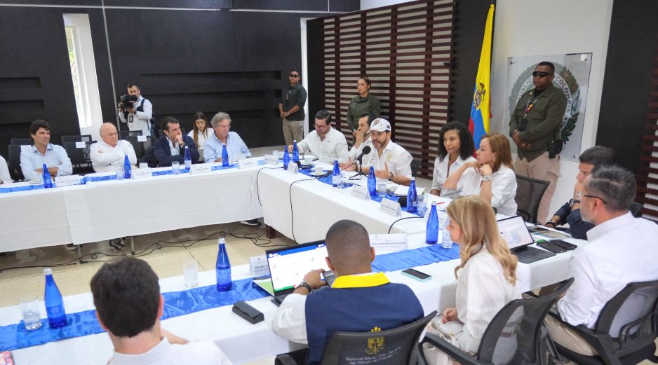 Fotografía cedida por la Presidencia de Colombia que muestra a su mandatario, Abelardo de la Espriella (c), hablando durante una reunión con empresarios este lunes, en Quibdó. EFE/Presidencia de Colombia
