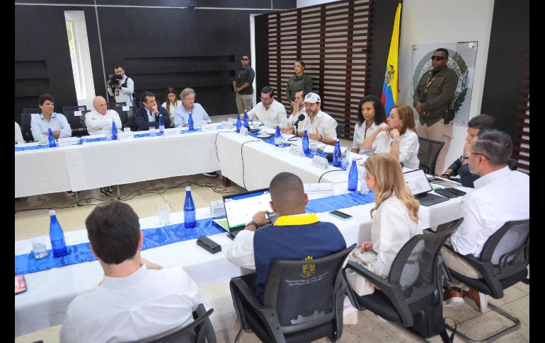 Fotografía cedida por la Presidencia de Colombia que muestra a su mandatario, Abelardo de la Espriella (c), hablando durante una reunión con empresarios este lunes, en Quibdó. EFE/Presidencia de Colombia