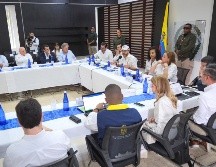 Fotografía cedida por la Presidencia de Colombia que muestra a su mandatario, Abelardo de la Espriella (c), hablando durante una reunión con empresarios este lunes, en Quibdó. EFE/Presidencia de Colombia