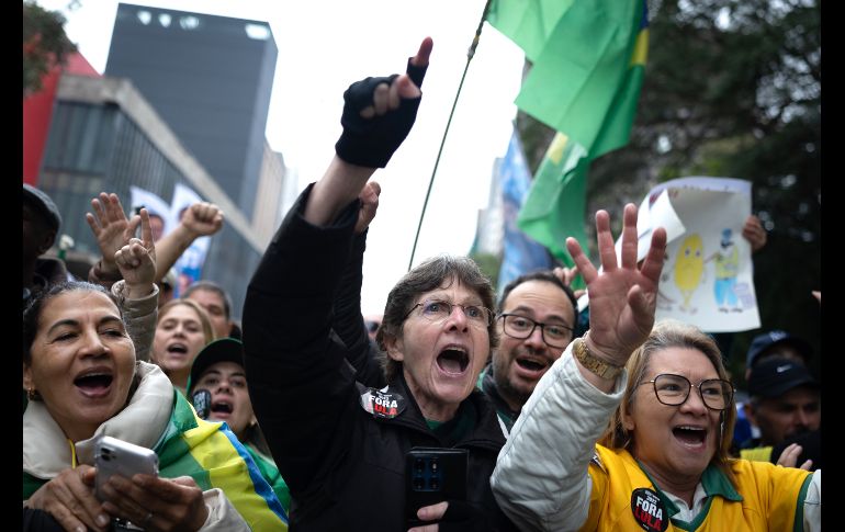 Personas asisten a un acto por el Día de la Independencia de Brasil donde participa el candidato a la Presidencia de Brasil, Flávio Bolsonaro, en la Avenida Paulista, en São Paulo. EFE/I. Montana