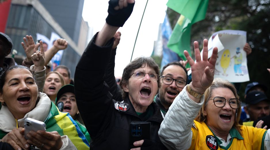 Personas asisten a un acto por el Día de la Independencia de Brasil donde participa el candidato a la Presidencia de Brasil, Flávio Bolsonaro, en la Avenida Paulista, en São Paulo. EFE/I. Montana