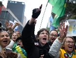 Personas asisten a un acto por el Día de la Independencia de Brasil donde participa el candidato a la Presidencia de Brasil, Flávio Bolsonaro, en la Avenida Paulista, en São Paulo. EFE/I. Montana