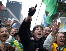 Personas asisten a un acto por el Día de la Independencia de Brasil donde participa el candidato a la Presidencia de Brasil, Flávio Bolsonaro, en la Avenida Paulista, en São Paulo. EFE/I. Montana