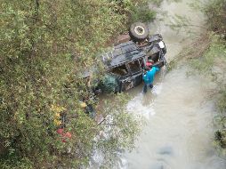 El vehículo terminó a unos 25 metros de profundidad, por lo que cuerpos de emergencia utilizaron un sistema de cuerdas para recuperar el cuerpo. ESPECIAL/Protección Civil y Bomberos de Jalisco