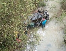 El vehículo terminó a unos 25 metros de profundidad, por lo que cuerpos de emergencia utilizaron un sistema de cuerdas para recuperar el cuerpo. ESPECIAL/Protección Civil y Bomberos de Jalisco