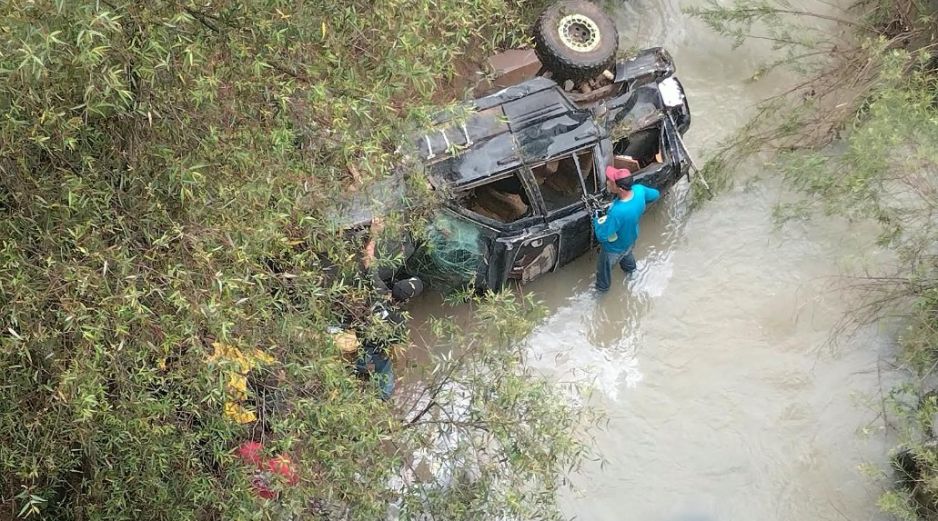 El vehículo terminó a unos 25 metros de profundidad, por lo que cuerpos de emergencia utilizaron un sistema de cuerdas para recuperar el cuerpo. ESPECIAL/Protección Civil y Bomberos de Jalisco