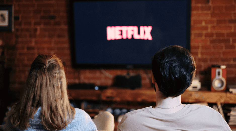 Antes de comprar un nuevo aparato, conviene revisar el modelo exacto del televisor y consultar su compatibilidad. CANVA