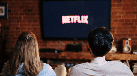 Antes de comprar un nuevo aparato, conviene revisar el modelo exacto del televisor y consultar su compatibilidad. CANVA