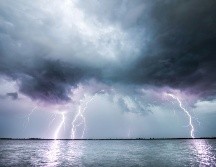 Se prevé que el huracán Lowell pase cerca, generando vientos destructivos, deslaves, posibles tornados, peligrosas corrientes de resaca y hasta 40 centímetros (16 pulgadas) de lluvia en algunas zonas. UNSPLASH