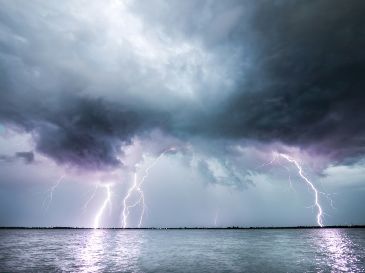 Se prevé que el huracán Lowell pase cerca, generando vientos destructivos, deslaves, posibles tornados, peligrosas corrientes de resaca y hasta 40 centímetros (16 pulgadas) de lluvia en algunas zonas. UNSPLASH