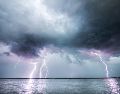 Se prevé que el huracán Lowell pase cerca, generando vientos destructivos, deslaves, posibles tornados, peligrosas corrientes de resaca y hasta 40 centímetros (16 pulgadas) de lluvia en algunas zonas. UNSPLASH