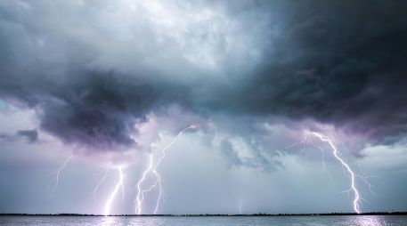 Se prevé que el huracán Lowell pase cerca, generando vientos destructivos, deslaves, posibles tornados, peligrosas corrientes de resaca y hasta 40 centímetros (16 pulgadas) de lluvia en algunas zonas. UNSPLASH