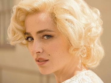 Dakota Johnson protagoniza el cortometraje que muestra una revisión íntima de la infancia, los amores y el precio que pagó Marilyn por ser un icono. EFE