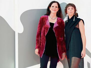 La cineasta estadounidense Laura Poitras posa junto a la codirectora Rachel Lauren Mueller en el Festival de Cine de Venecia. EFE