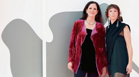 La cineasta estadounidense Laura Poitras posa junto a la codirectora Rachel Lauren Mueller en el Festival de Cine de Venecia. EFE