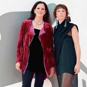 La cineasta estadounidense Laura Poitras posa junto a la codirectora Rachel Lauren Mueller en el Festival de Cine de Venecia. EFE