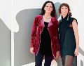 La cineasta estadounidense Laura Poitras posa junto a la codirectora Rachel Lauren Mueller en el Festival de Cine de Venecia. EFE