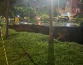 Personal de Movilidad, Protección Civil y Bomberos acudió a la zona para demarcar el perímetro de riesgo y evitar accidentes. ESPECIAL