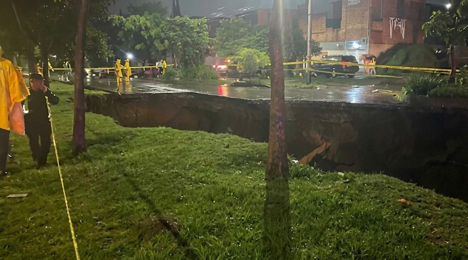 Personal de Movilidad, Protección Civil y Bomberos acudió a la zona para demarcar el perímetro de riesgo y evitar accidentes. ESPECIAL