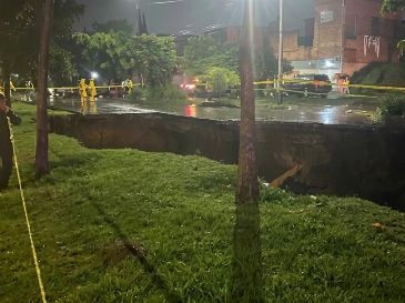 Personal de Movilidad, Protección Civil y Bomberos acudió a la zona para demarcar el perímetro de riesgo y evitar accidentes. ESPECIAL