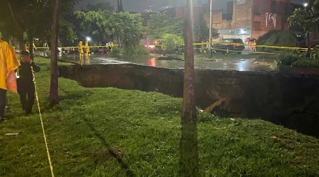 Personal de Movilidad, Protección Civil y Bomberos acudió a la zona para demarcar el perímetro de riesgo y evitar accidentes. ESPECIAL