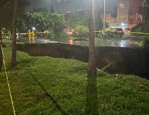 Personal de Movilidad, Protección Civil y Bomberos acudió a la zona para demarcar el perímetro de riesgo y evitar accidentes. ESPECIAL