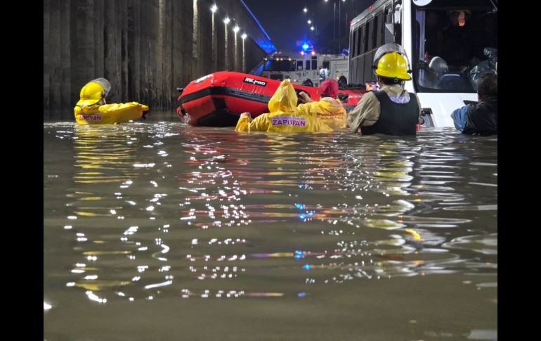 Lluvias dejan inundaciones y vehículos varados en la ciudad