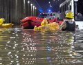 Brigadistas municipales utilizan una embarcación ligera para rescatar a pasajeros  que se quedaron varados en un paso a desnivel inundado. ESPECIAL