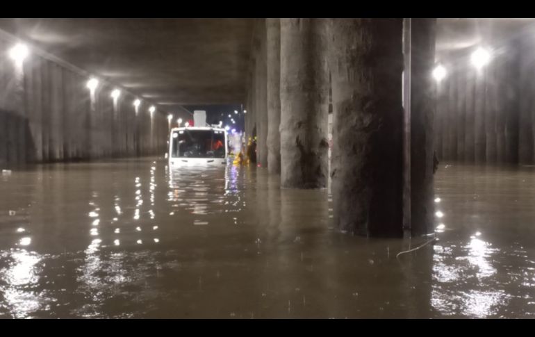 Aspectos de la inundación en el paso a desnivel de la Carretera a Nogales. ESPECIAL