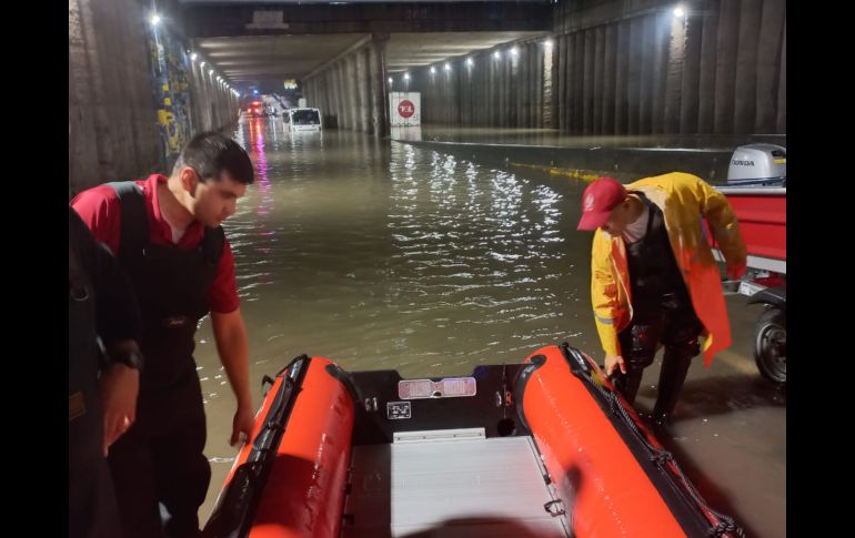 Aspectos de la inundación en el paso a desnivel de la Carretera a Nogales. ESPECIAL