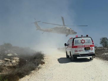Imagen donde un joven colono israelí resultó herido el pasado lunes en un ataque con arma blanca ocurrido en un inicio de asentamiento en el territorio palestino de Cisjordania. EFE/ M. Adom