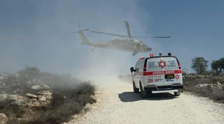 Imagen donde un joven colono israelí resultó herido el pasado lunes en un ataque con arma blanca ocurrido en un inicio de asentamiento en el territorio palestino de Cisjordania. EFE/ M. Adom