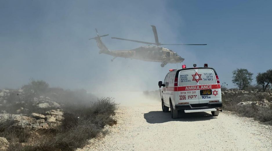 Imagen donde un joven colono israelí resultó herido el pasado lunes en un ataque con arma blanca ocurrido en un inicio de asentamiento en el territorio palestino de Cisjordania. EFE/ M. Adom