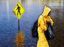 Por la saturación de humedad en el suelo por las lluvias previas, la tierra ya no puede absorber más líquido, por lo que el agua se acumulará mucho más rápido en las calles. ESPECIAL / CANVA