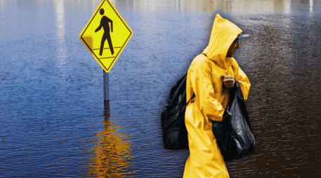 Por la saturación de humedad en el suelo por las lluvias previas, la tierra ya no puede absorber más líquido, por lo que el agua se acumulará mucho más rápido en las calles. ESPECIAL / CANVA