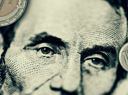 Considera que la cotización del dólar frente al peso mexicano fluctúa a lo largo del día debido a los factores de oferta-demanda. ESPECIAL/Canva