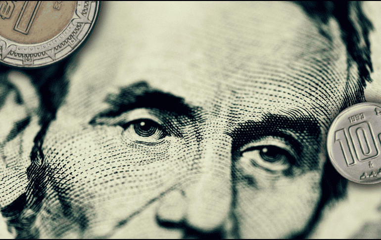Considera que la cotización del dólar frente al peso mexicano fluctúa a lo largo del día debido a los factores de oferta-demanda. ESPECIAL/Canva