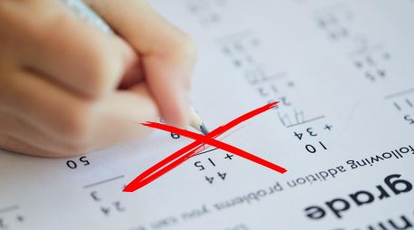 El informe de la OCDE muestra que los resultados evidencian el rezago de estudiantes mexicanos. ESPECIAL / CANVA