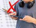 El uso de dispositivos digitales para entretenimiento puede dificultar la atención de los estudiantes, especialmente ante textos complejos, según los resultados presentados por la OCDE. ESPECIAL / CANVA