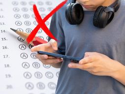 El uso de dispositivos digitales para entretenimiento puede dificultar la atención de los estudiantes, especialmente ante textos complejos, según los resultados presentados por la OCDE. ESPECIAL / CANVA