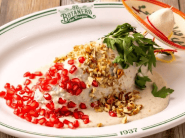 El chile en nogada de Botanero del Bosque combina picadillo de res con cabeza de lomo y frutas de la época, entre otras cosas. ESPECIAL