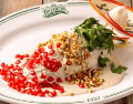 El chile en nogada de Botanero del Bosque combina picadillo de res con cabeza de lomo y frutas de la época, entre otras cosas. ESPECIAL
