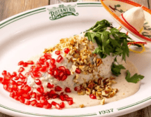 El chile en nogada de Botanero del Bosque combina picadillo de res con cabeza de lomo y frutas de la época, entre otras cosas. ESPECIAL
