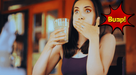 Eructar después de comer o beber es una herramienta vital de defensa de nuestro organismo. ESPECIAL / CANVA