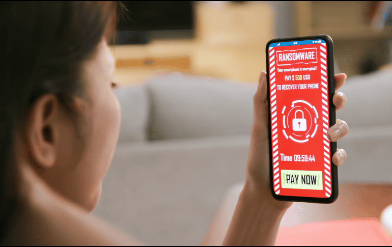 El objetivo puede ser cometer estafas, extorsiones, robo de dinero o suplantación de identidad. La estrategia puede comenzar con una llamada que parece legítima. CANVA