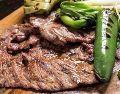 La carne asada puede servirse de manera sencilla durante una comida cotidiana o convertirse en el centro de una reunión familiar o celebración. ESPECIAL / CANVA