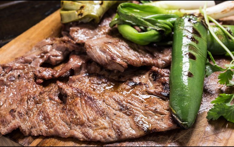 La carne asada puede servirse de manera sencilla durante una comida cotidiana o convertirse en el centro de una reunión familiar o celebración. ESPECIAL / CANVA