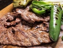 La carne asada puede servirse de manera sencilla durante una comida cotidiana o convertirse en el centro de una reunión familiar o celebración. ESPECIAL / CANVA